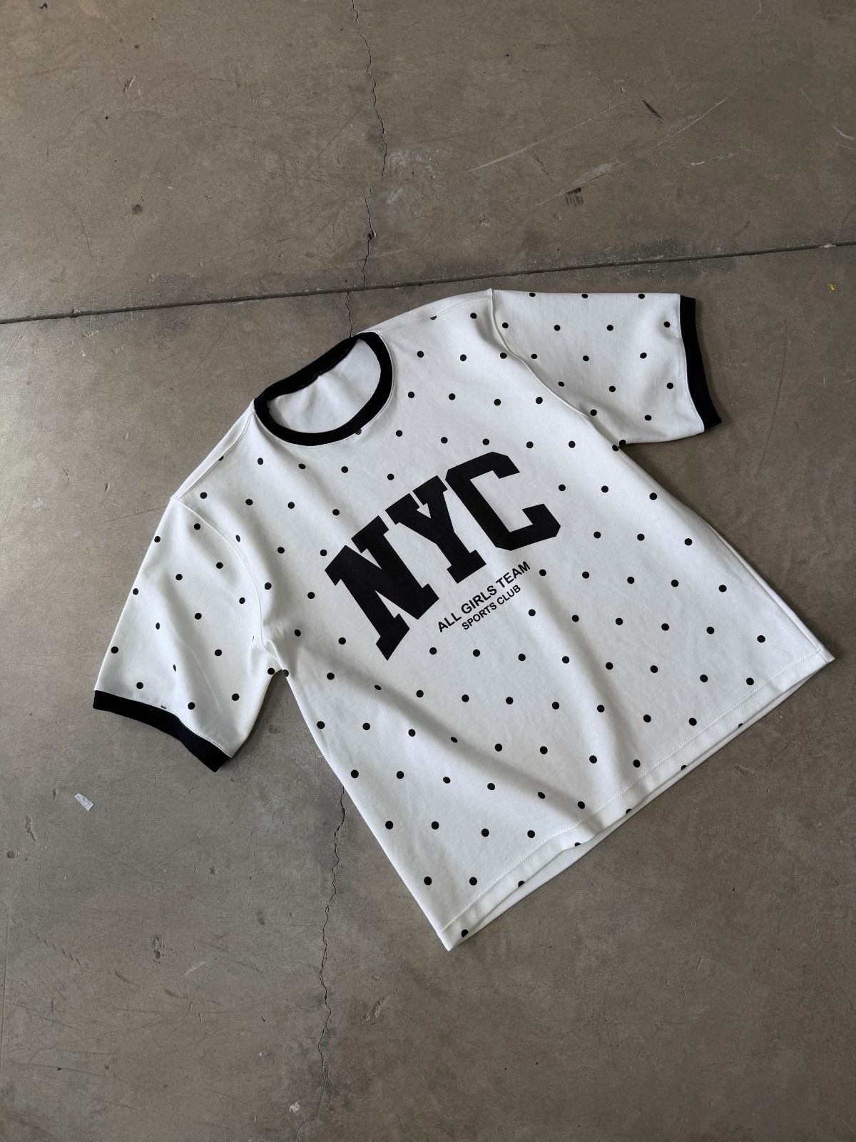 CAMISETA NYC PUNTOS BLANCO